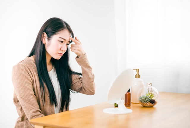 にきびを気にする女性