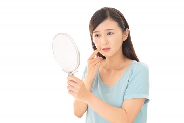にきびを気にする女性