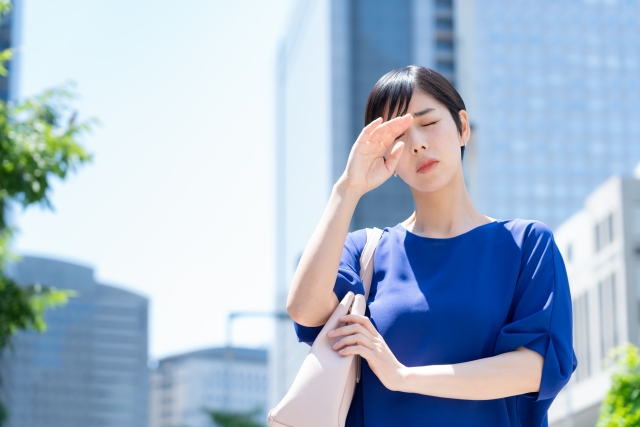 オフィス街で働く若いビジネスウーマン