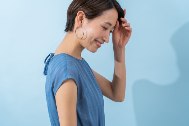 オフィス街で働く若いビジネスウーマン