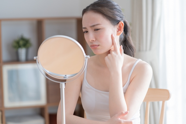 ニキビを気にする女子