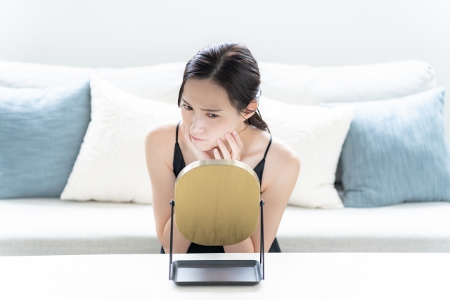 ニキビを気にする女子