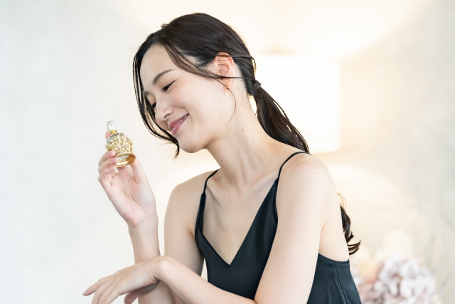 女性と香水