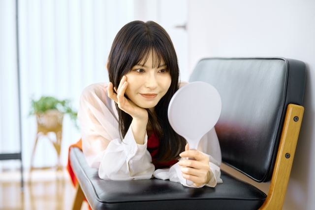 鏡を見る女性