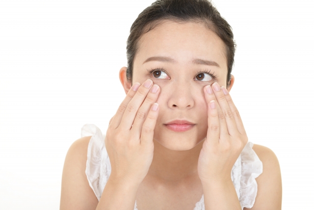 目の下のクマが気になる女性