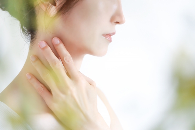 首周りを気にする女子