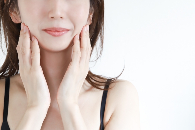 首を気にする女性