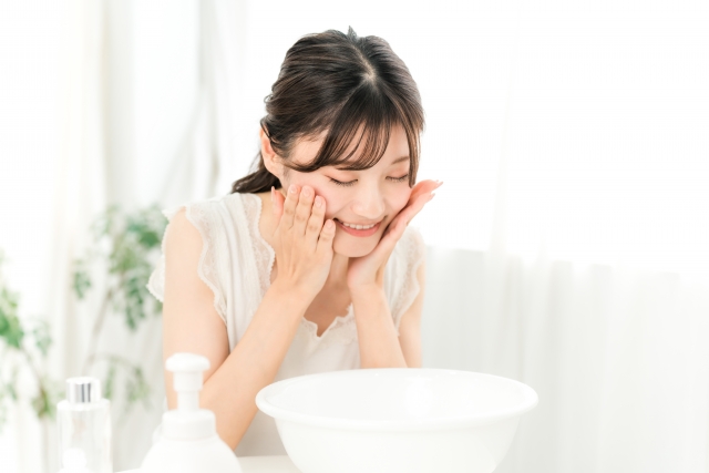 洗顔をする女性