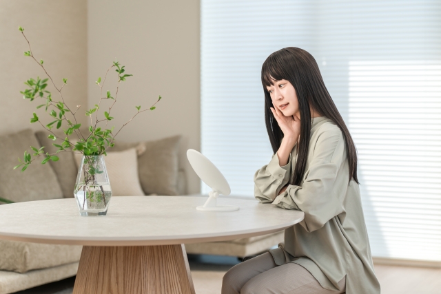 肌を確認する女性