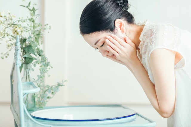 洗顔する女性