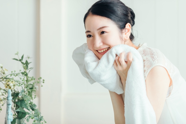 洗顔する女性