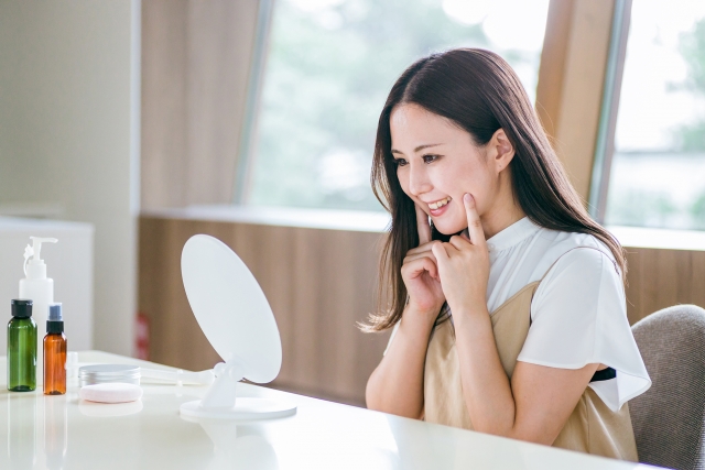 スキンケアをする女性