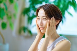 スキンケアをする女性