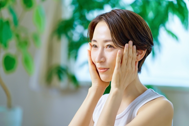 スキンケアをする女性