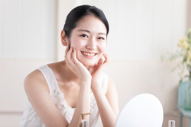 スキンケアをする女性