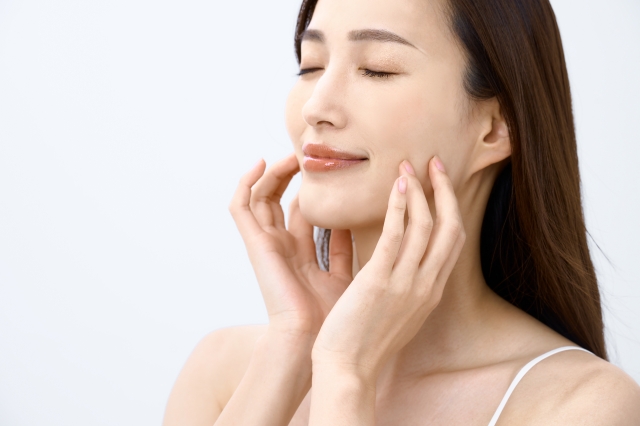 スキンケアをする女性