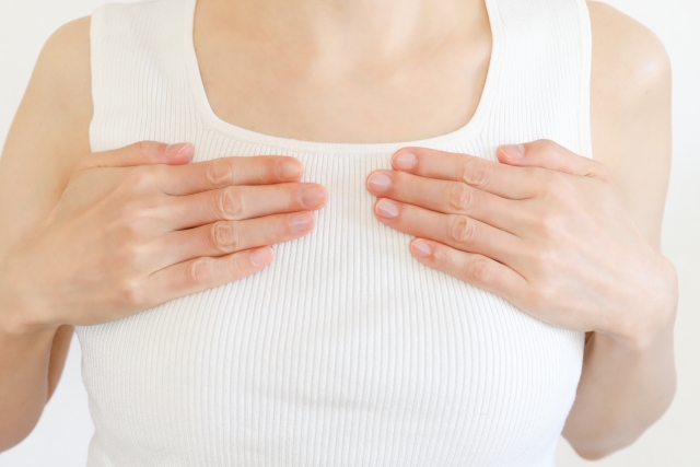 胸を気にする女性