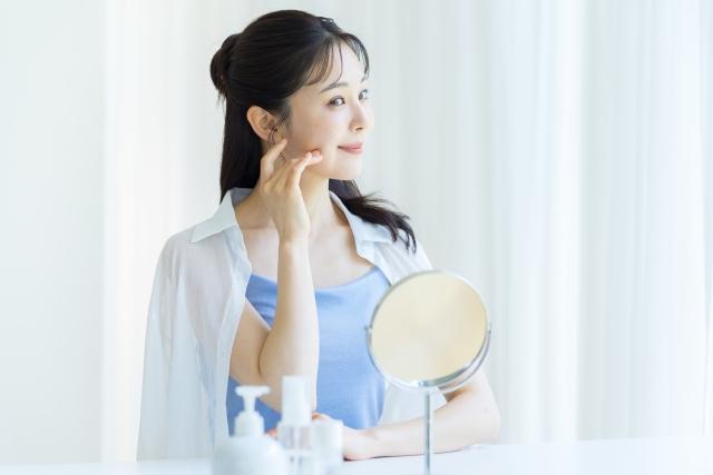 スキンケアを頑張る女性