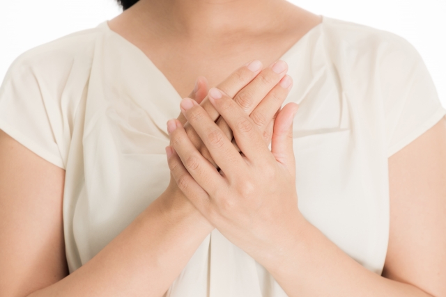 胸を気にする女性