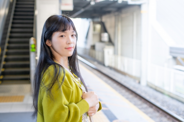 列車を待つ女性