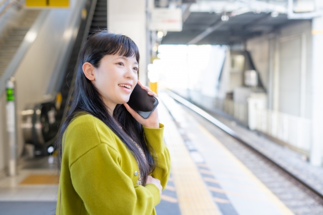 電話をする女性