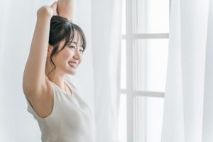 伸びをする女性