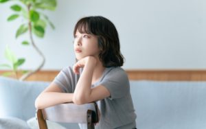 ぼんやりする女性