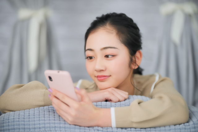 スマホを見る女性