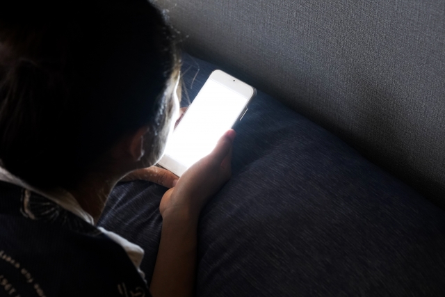 スマホを見る女性