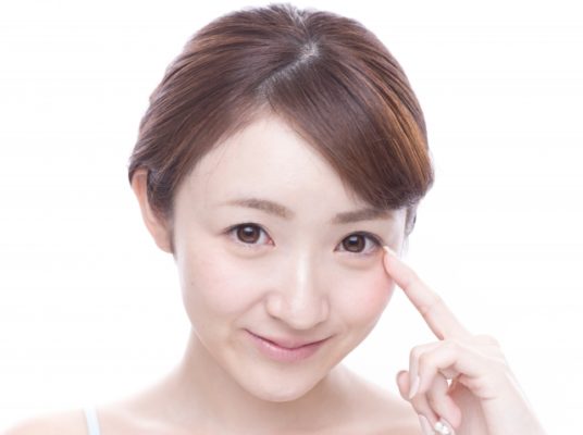 目元パッチリ女性