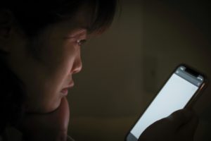 スマホを見る女性