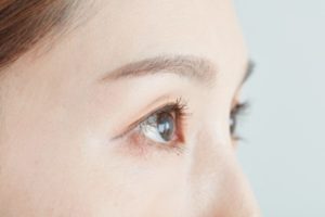 目元ぱっちり女性