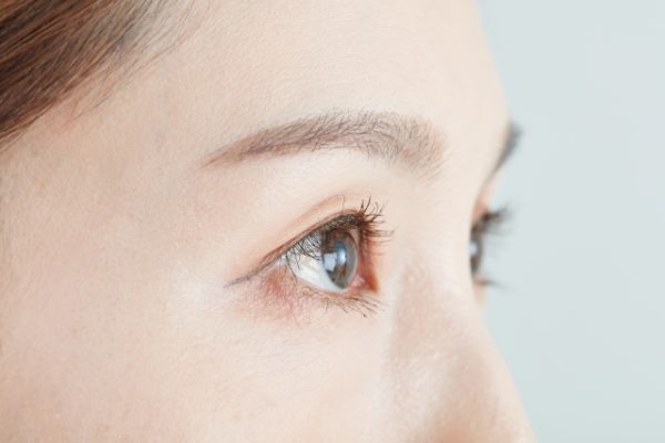 目元ぱっちり女性